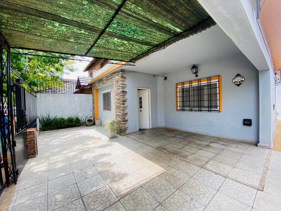 Casa Tres Ambientes En Alquiler En Jose C Paz Con Cochera Y Jardín